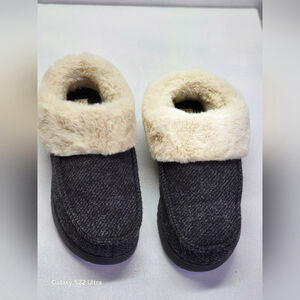 Dearfoams Cream Slippers with Plush Lining